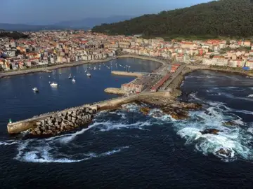 Puerto de la localidad visto desde el aire. Puerto de la localidad visto desde el aire.
