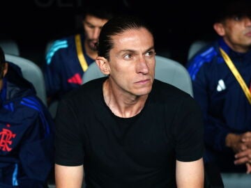 PHILDELPHIA (United States), 03/03/2026.- (FILE) - Flamengo head coach Filipe Luis looks on ahead of the FIFA Club World Cup group match between Flamengo and Esperance de Tunis in Philadelphia, Pennsylvania, USA, 16 June 2025 (re-issued 03 March 2026). CR Flamengo have sacked head coach Feilipe Luis, the club announced on 03 March 2026, following an 8-0 win in the state chapionship. (Mundial de F&uacute;tbol, Brasil, Filadelfia, T&uacute;nez) EFE/EPA/WILL OLIVER 