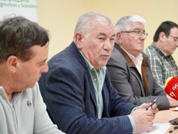 Aurelio Gonz&aacute;lez, de UPA Castilla y Le&oacute;n, atiende a la prensa junto a F&eacute;lix Porto, Pedro Ismael Mart&iacute;n y Ra&uacute;l Azpeleta
