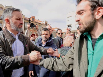 Abascal reclama a Feij&oacute;o una moci&oacute;n de censura contra un S&aacute;nchez "disfrazado de pacifista"