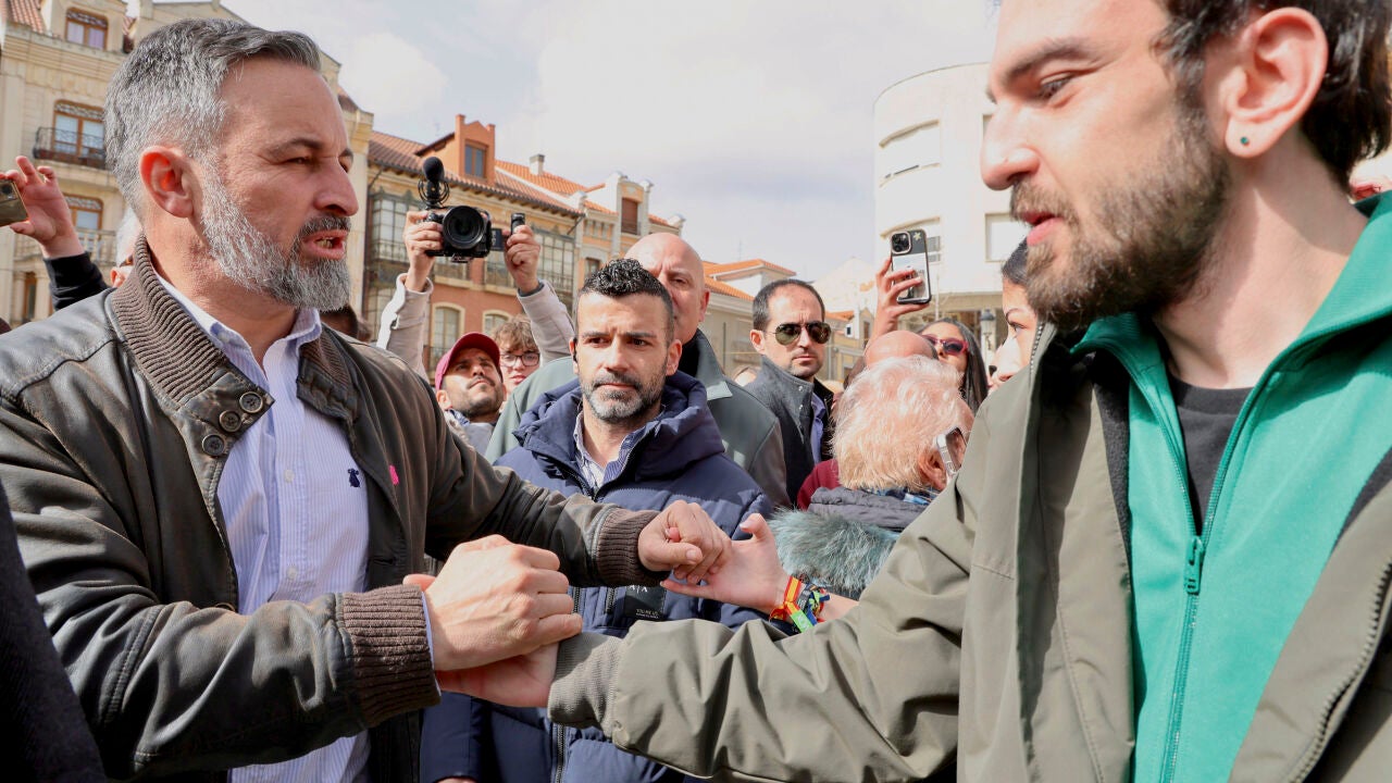 Abascal reclama a Feijóo una moción de censura contra un Sánchez "disfrazado de pacifista"