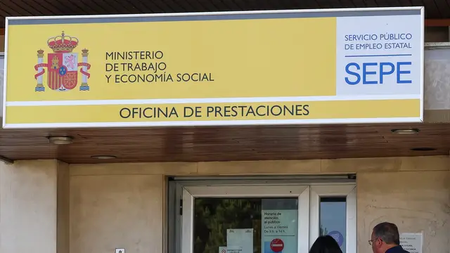 Dos personas entran a una oficina del SEPE en imagen de archivo. Dos personas entran a una oficina del SEPE en imagen de archivo.