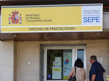 Dos personas entran a una oficina del SEPE en imagen de archivo. Dos personas entran a una oficina del SEPE en imagen de archivo.