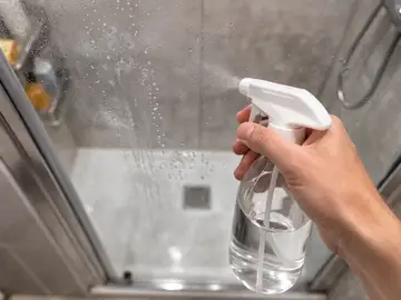 Por qué recomiendan rociar vinagre en la ducha y cuándo se debería hacer Por qué recomiendan rociar vinagre en la ducha y cuándo se debería hacer