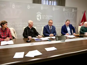 El presidente de la Diputación de León, Gerardo Álvarez Courel, y el diputado de Turismo, Octavio González, acompañan a los representantes de la Asociación de Amigos del Camino de Santiago ‘Pulchra Leonina’ en la presentación del balance anual de peregrinos El presidente de la Diputación de León, Gerardo Álvarez Courel, y el diputado de Turismo, Octavio González, acompañan a los representantes de la Asociación de Amigos del Camino de Santiago ‘Pulchra Leonina’ en la presentación del balance anual de peregrinos