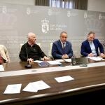 El presidente de la Diputaci&oacute;n de Le&oacute;n, Gerardo &Aacute;lvarez Courel, y el diputado de Turismo, Octavio Gonz&aacute;lez, acompa&ntilde;an a los representantes de la Asociaci&oacute;n de Amigos del Camino de Santiago &lsquo;Pulchra Leonina&rsquo; en la presentaci&oacute;n del balance anual de peregrinos