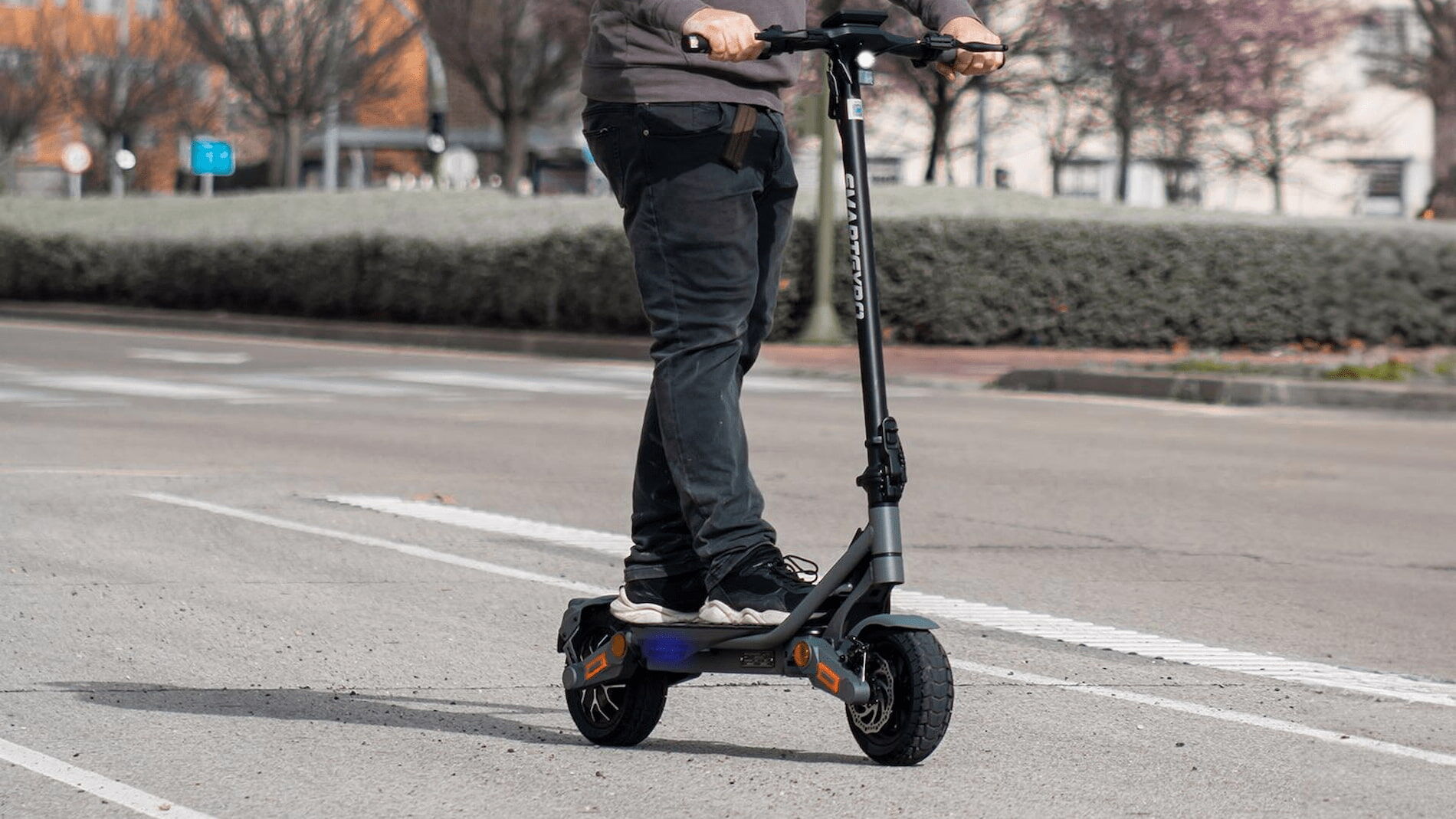 Paran al conductor de un patinete que puede llegar a los 92 km/h y da positivo en alcohol y drogas