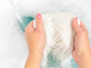 C&oacute;mo recuperar el color de una prenda con una macha de lej&iacute;a