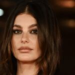 Camila Morrone con maquillaje smokey eye intenso