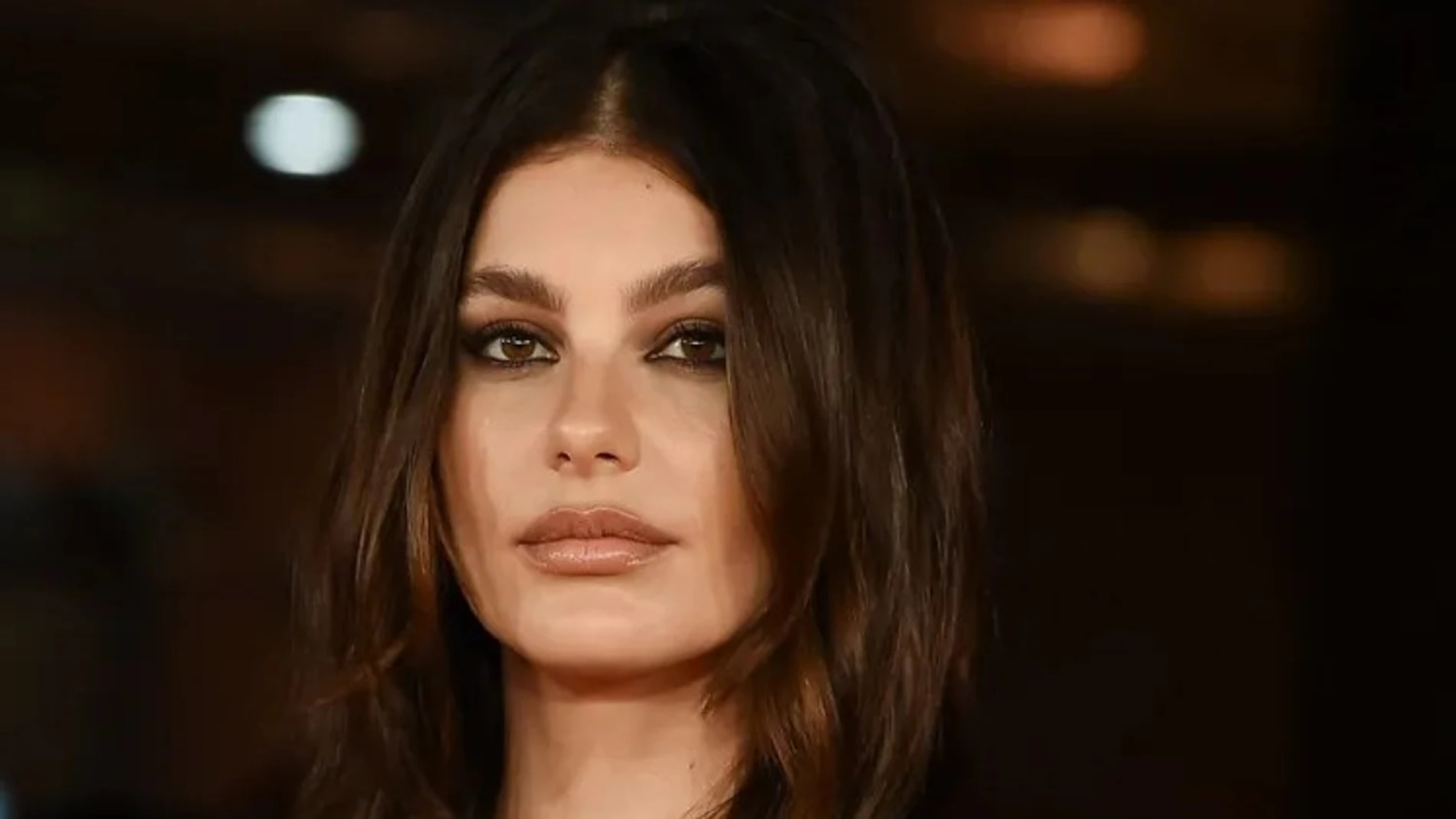 Camila Morrone con maquillaje smokey eye intenso
