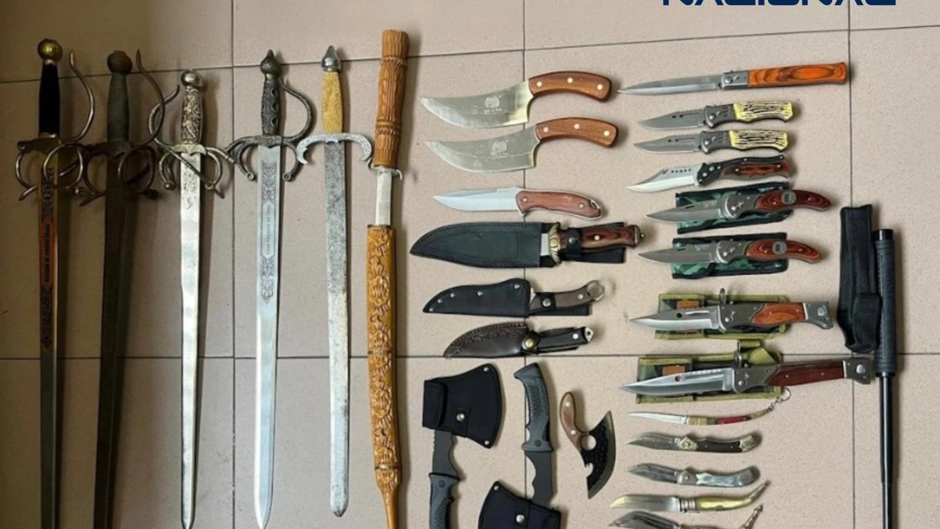 Detenido con una treintena de katanas, navajas y otras armas blancas que vendía por los mercadillos
