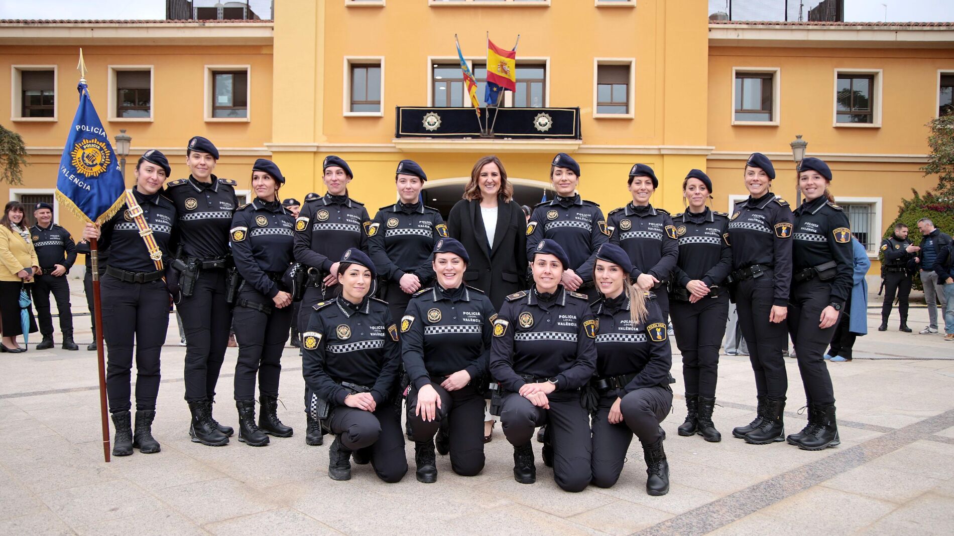 La alcaldesa se ha fotografiado junto a las mujeres agentes que se incorporan a la unidad