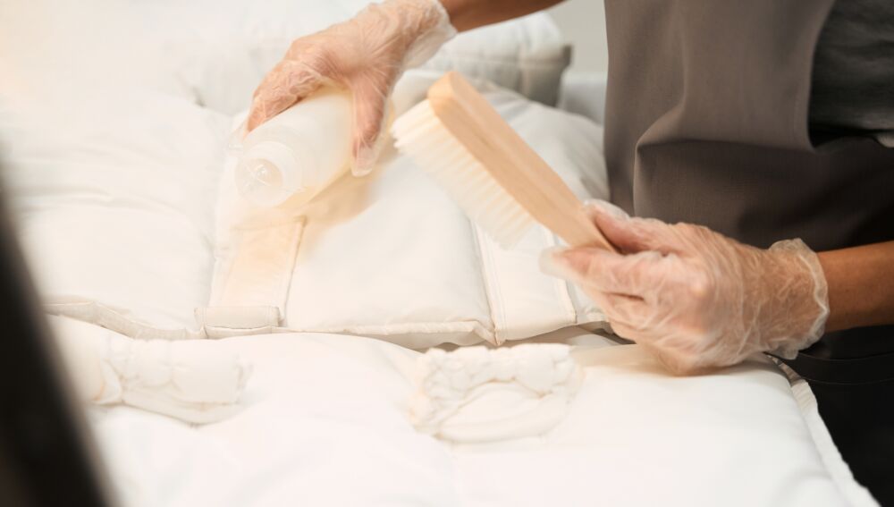 La lejía descompone el color que la tela lleva adherido, por eso no se puede recuperar el color