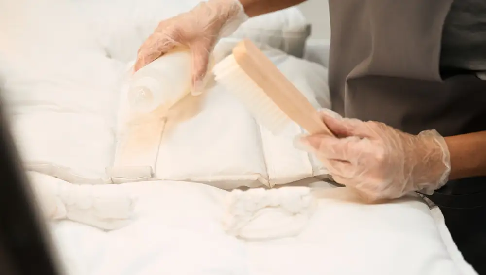 La lejía descompone el color que la tela lleva adherido, por eso no se puede recuperar el color