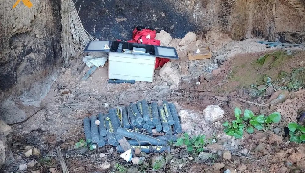 La Guardia Civil interviene ante el hallazgo de posible material explosivo en una cueva de Moya, que resultó ser material de atrezzo