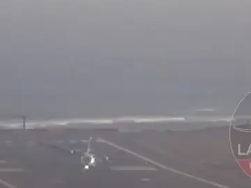 Pánico en el aire en Lanzarote: un avión es sacudido violentamente por el viento a pocos metros de la pista y aborta el aterrizaje en el último segundo Avión procedente de Gran Canaria intenta aterrizar en el aeropuerto César Manrique-Lanzarote