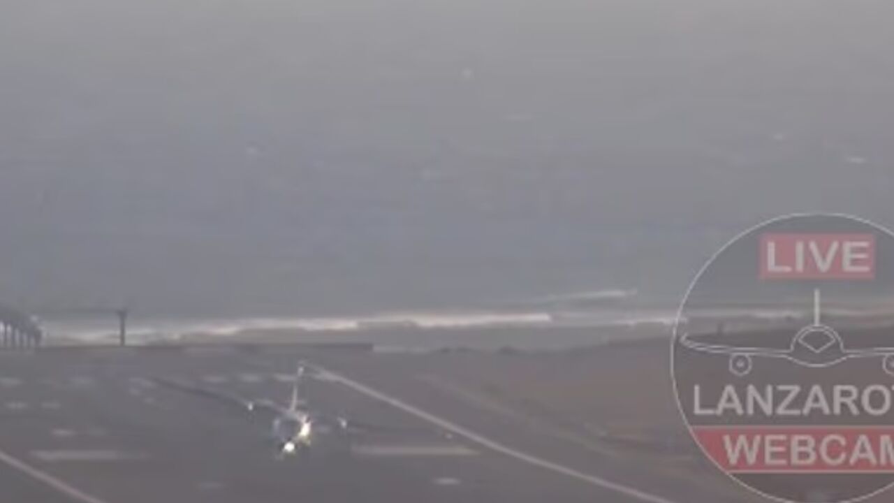 Terror en el aire en Lanzarote: un avión es sacudido violentamente por el viento a pocos metros de la pista y aborta el aterrizaje en el último segundo