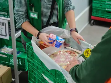 Mercadona ha donado ha donado 776 toneladas de alimentos Mercadona ha donado ha donado 776 toneladas de alimentos