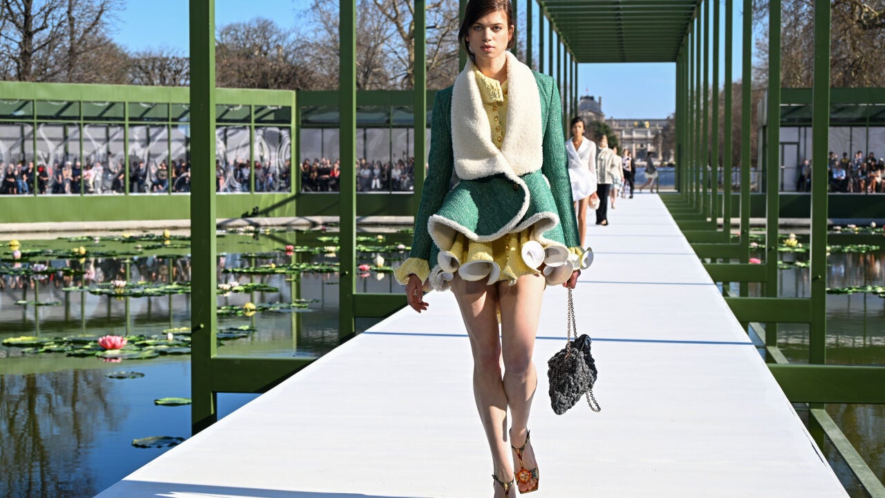 Dior conquista París con un desfile de cuento en las Tullerías: volúmenes joya y la colección más espectacular de Jonathan Anderson