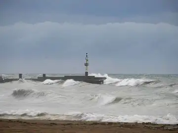 MURCIA.-Viento, olas, lluvia y nieve ponen en aviso a siete CCAA, además de Ceuta y Melilla MURCIA.-Viento, olas, lluvia y nieve ponen en aviso a siete CCAA, además de Ceuta y Melilla