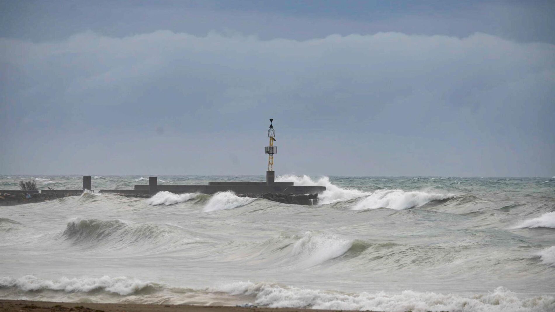 MURCIA.-Viento, olas, lluvia y nieve ponen en aviso a siete CCAA, además de Ceuta y Melilla