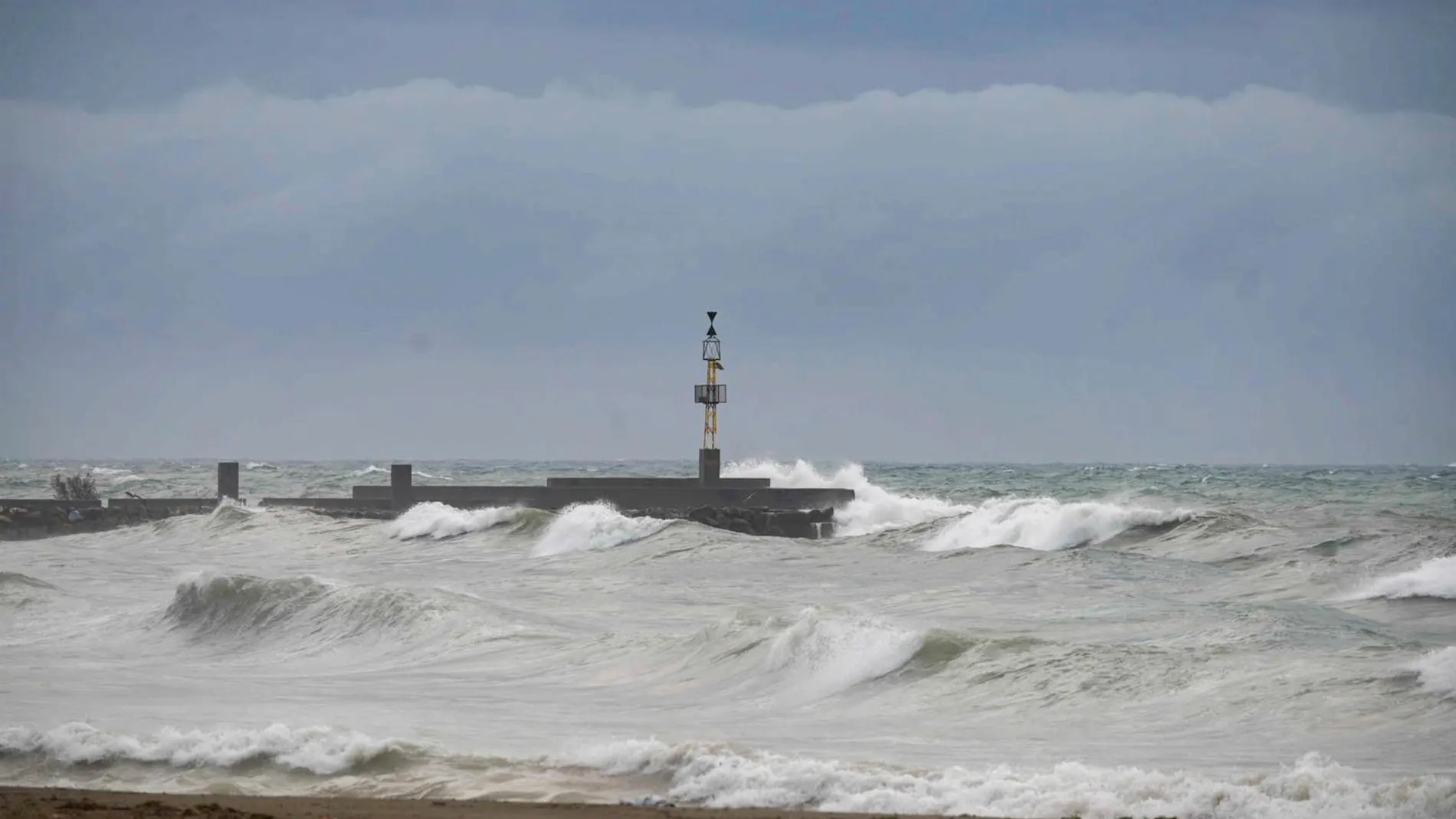 MURCIA.-Viento, olas, lluvia y nieve ponen en aviso a siete CCAA, además de Ceuta y Melilla