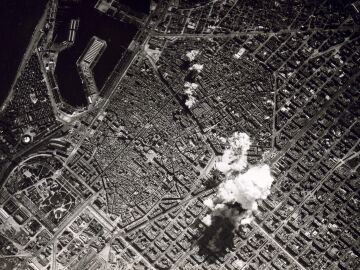 Fotograf&iacute;a del bombardeo a&eacute;reo de Barcelona el 17 de marzo de 1938