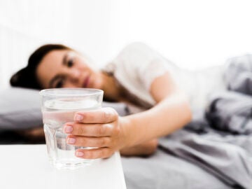 Deja un vaso de agua junto a tu cama por la noche: por qu&eacute; lo recomienda el Feng Shui