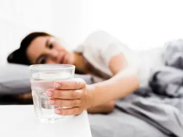 Deja un vaso de agua junto a tu cama por la noche: por qué lo recomienda el Feng Shui Deja un vaso de agua junto a tu cama por la noche: por qué lo recomienda el Feng Shui
