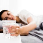 Deja un vaso de agua junto a tu cama por la noche: por qu&eacute; lo recomienda el Feng Shui