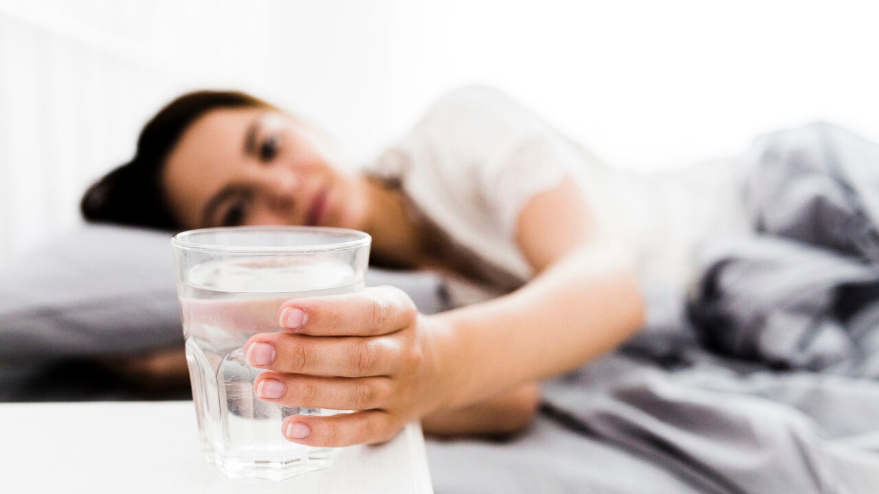 Deja un vaso de agua junto a tu cama por la noche: por qué lo recomienda el Feng Shui