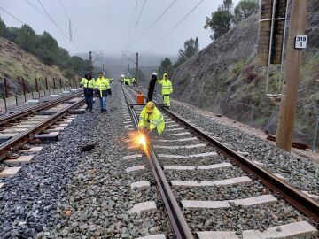Trabajos en las v&iacute;as siniestradas en Adamuz