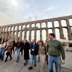 Ester Mu&ntilde;oz con la candidatura del PP de Segovia a los pies del acueducto