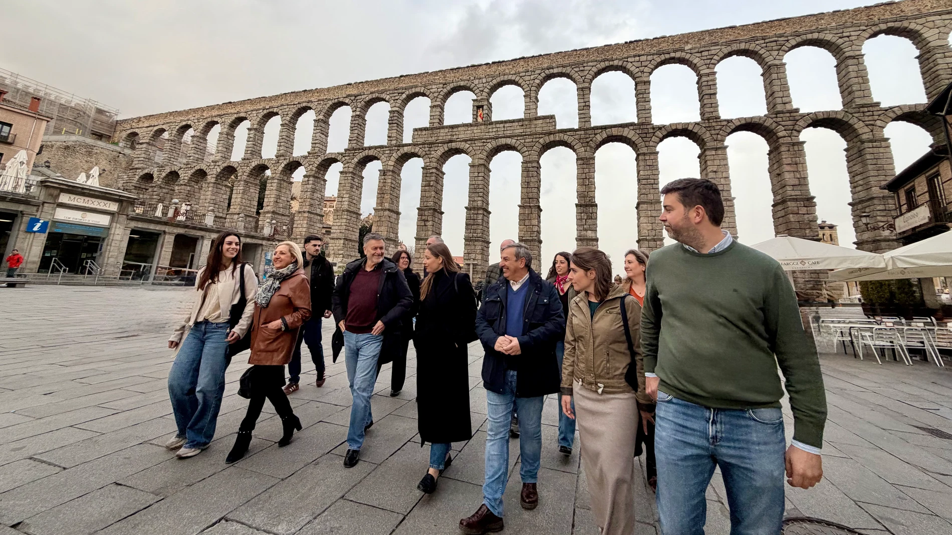 Ester Muñoz con la candidatura del PP de Segovia a los pies del acueducto