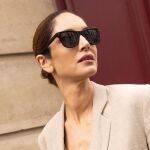 Eugenia Silva con traje claro y gafas de sol en un look elegante