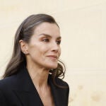 La Reina Letizia en la capilla ardiente de Fernando &Oacute;nega