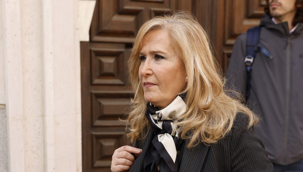 Nieves Herrero en la capilla ardiente de Fernando Ónega