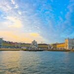 Skyline del paseo mar&iacute;timo de Lisboa, Plaza del r&iacute;o en el casco antiguo, Viaje a Portugal. Lisboa, Pra&ccedil;a do Com&eacute;rcio, es decir, Plaza del Comercio, fue construida en el siglo XVIII despu&eacute;s del terremoto de 1755 en Lisboa y el tsunami que le sigui&oacute;, que destruyeron el antiguo Palacio Real de Ribeira y la zona costera