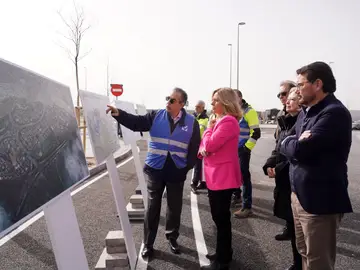 La vicealcaldesa de Madrid, Inma Sanz, acompañada de la delegada de Obras y Equipamientos, Paloma García Romero, y del concejal de Villa de Vallecas, Carlos González La vicealcaldesa de Madrid, Inma Sanz, acompañada de la delegada de Obras y Equipamientos, Paloma García Romero, y del concejal de Villa de Vallecas, Carlos González