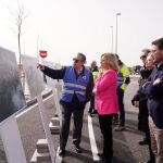 La vicealcaldesa de Madrid, Inma Sanz, acompa&ntilde;ada de la delegada de Obras y Equipamientos, Paloma Garc&iacute;a Romero, y del concejal de Villa de Vallecas, Carlos Gonz&aacute;lez