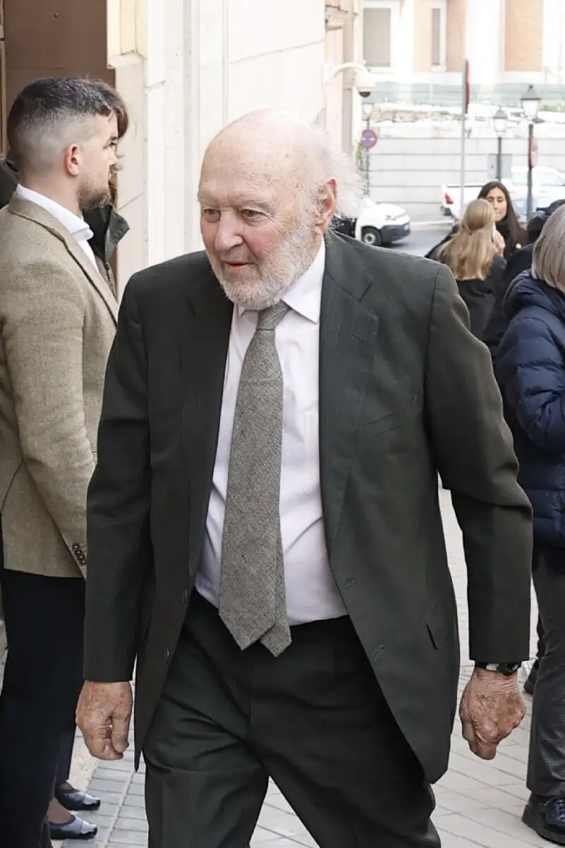 Alberto Aza en la capilla ardiente de Fernando Ónega