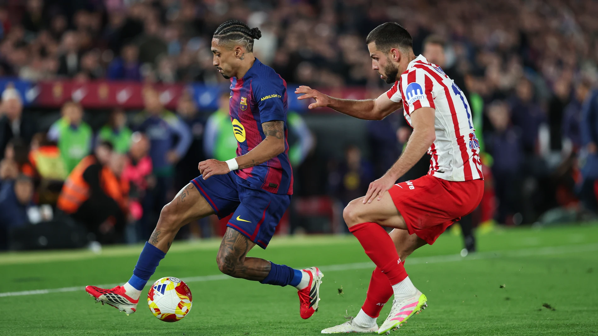Raphinha of FC Barcelona and David Hancko of Atletico de Madrid in action during the Spanish Cup, Copa del Rey, football match Semifinal Second Leg played between FC Barcelona and Atletico de Madrid at Spotify Camp Nou stadium on March 03, 2026 in Barcelona, Spain. AFP7 03/03/2026 ONLY FOR USE IN SPAIN