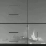 Momento en que un torpedo de EEUU hunde una fragata iran&iacute;