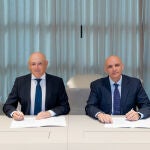 Imagen de la firma del convenio, en la que aparecen, de izquierda a derecha, el director de Comunicaci&oacute;n e Imagen de Unicaja, Fernando R&iacute;os, y el director regional de la Fundaci&oacute;n Adecco en Andaluc&iacute;a Oriental, Miguel &Aacute;ngel de Pedro