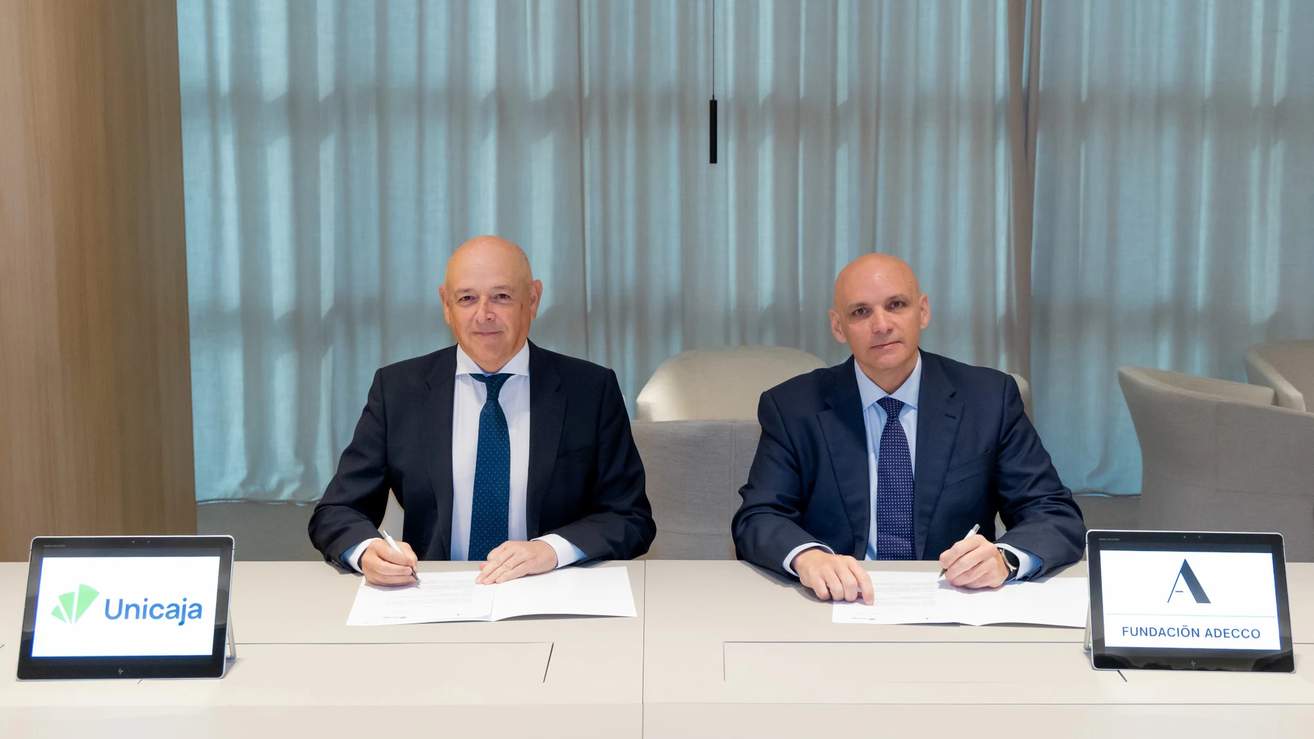 Imagen de la firma del convenio, en la que aparecen, de izquierda a derecha, el director de Comunicación e Imagen de Unicaja, Fernando Ríos, y el director regional de la Fundación Adecco en Andalucía Oriental, Miguel Ángel de Pedro