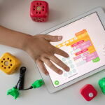 Ni&ntilde;o aprendiendo en una tablet