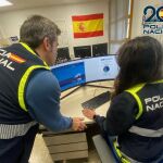 Polic&iacute;as nacionales investigando