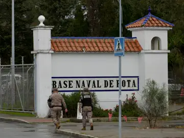 España niega el uso de las bases de Morón y Rota frente a Irán Imagen de la base militar de Rota tras la negativa de Sánchez a cederlas para apoyo a las operaciones contra Irán. A 4 de marzo de 2026 en Rota, Cádiz (Andalucía, España). El presidente del Gobierno, Pedro Sánchez, mantiene la posición de España del ‘No a la guerra’ en relación al conflicto armado de Estados Unidos e Israel contra Irán, por lo que sostiene la negativa de ceder las bases militares de Morón y Rota, para el apoyo estratégico en las operaciones militares. Cabe recordar que el pre...