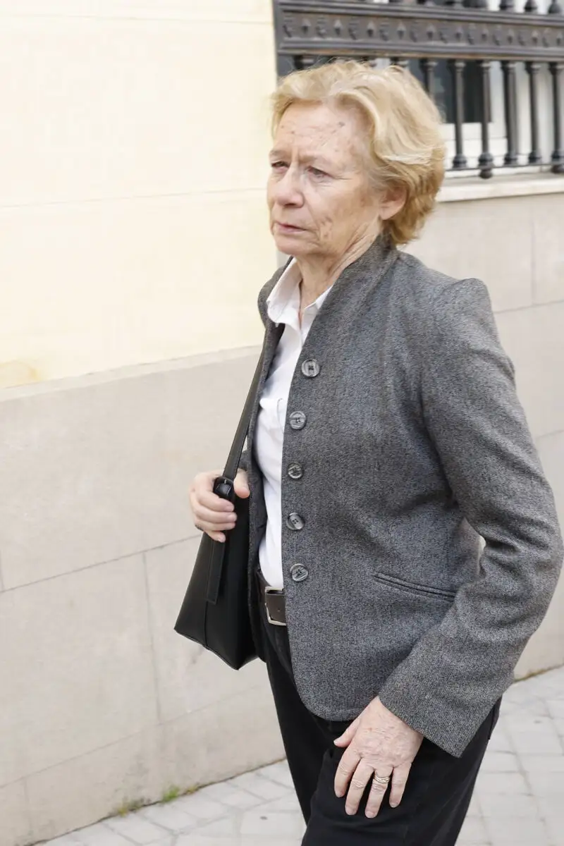 Pilar Cernuda en la capilla ardiente de Fernando Ónega