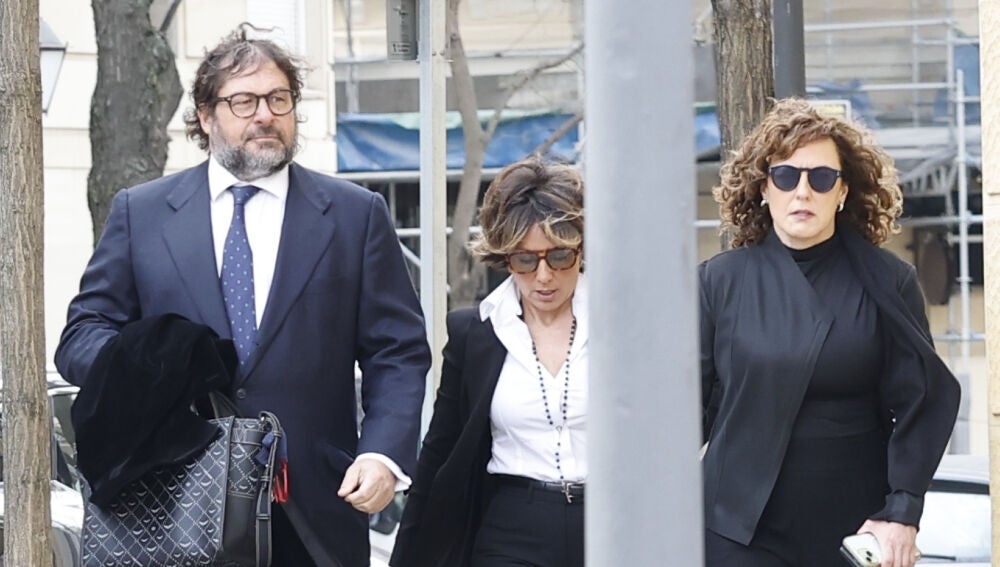 Las hermanas Cristina y Sonsoles, junto a la pareja de esta, Juan Montes, en la capilla ardiente de Fernando Ónega